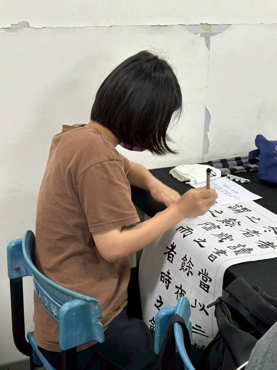 第二十七屆華語週朗讀與板書比賽活動紀錄，學生現場進行板書書寫、朗讀發表與成果展示，展現華語文表達與書寫能力。