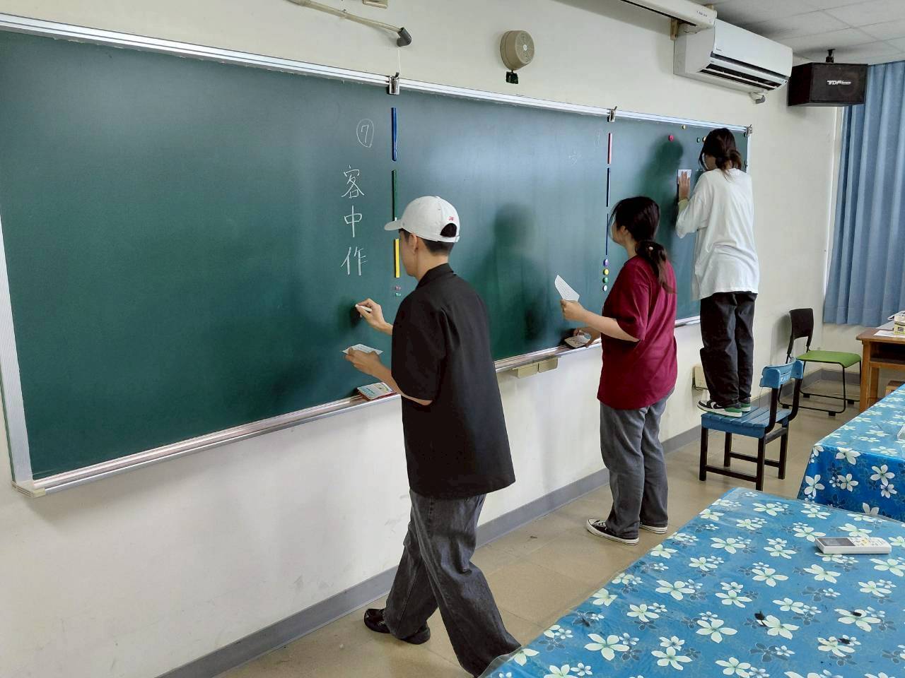 第二十七屆華語週朗讀與板書比賽活動紀錄，學生現場進行板書書寫、朗讀發表與成果展示，展現華語文表達與書寫能力。