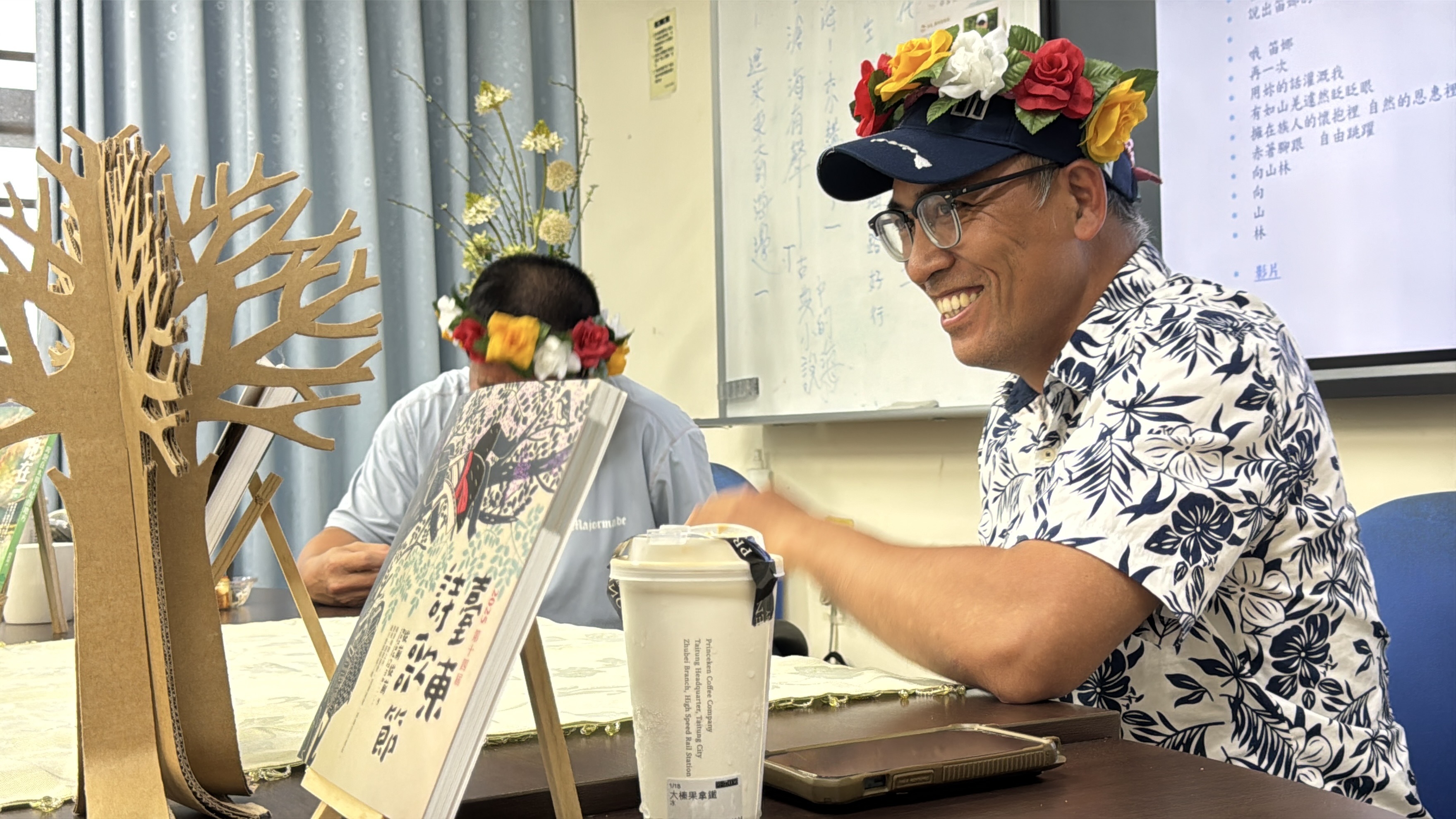 **圖片說明：**  Mahalinga 言席「部落長大與書寫」活動紀錄，邀請布農族作家賴勝龍與阿美族作家沙力浪分享文學創作、部落文化與生活書寫，現場交流熱烈。