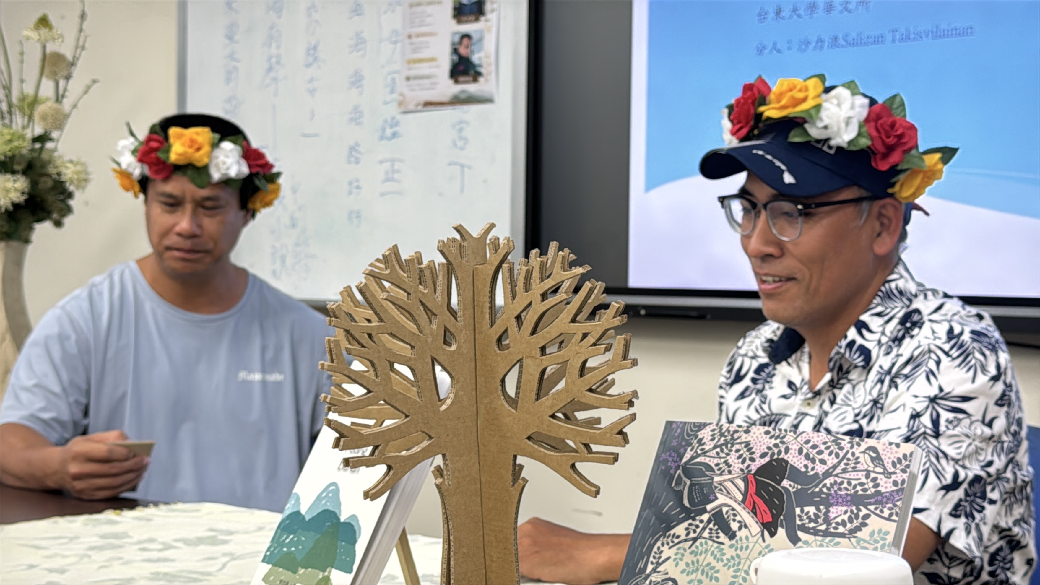 **圖片說明：**  Mahalinga 言席「部落長大與書寫」活動紀錄，邀請布農族作家賴勝龍與阿美族作家沙力浪分享文學創作、部落文化與生活書寫，現場交流熱烈。