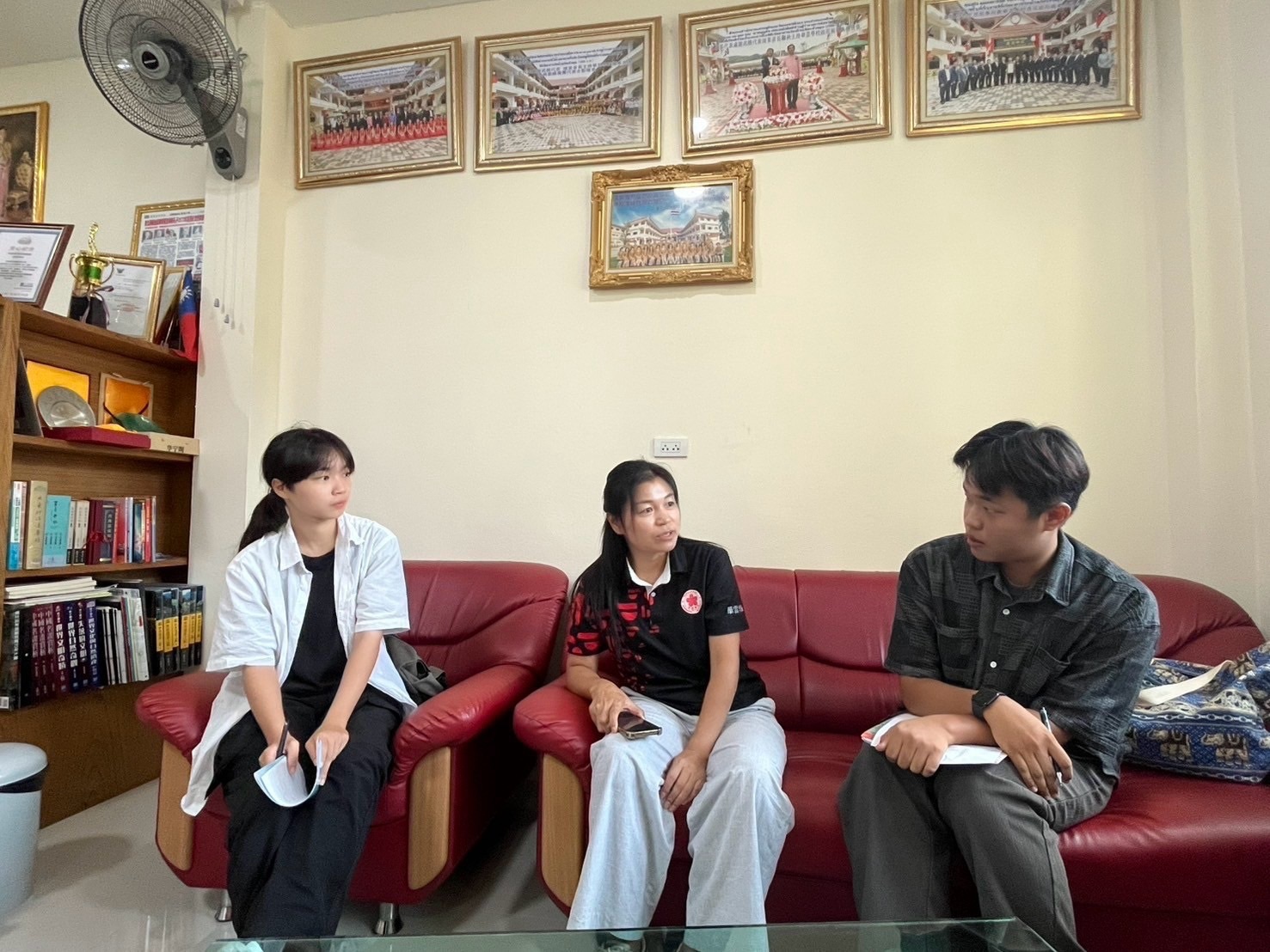 學生與當地師長進行訪談與經驗分享。