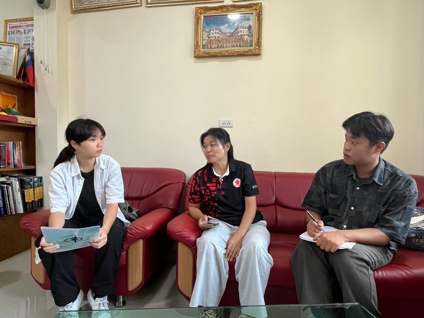 師生交流討論，了解當地教學現況。