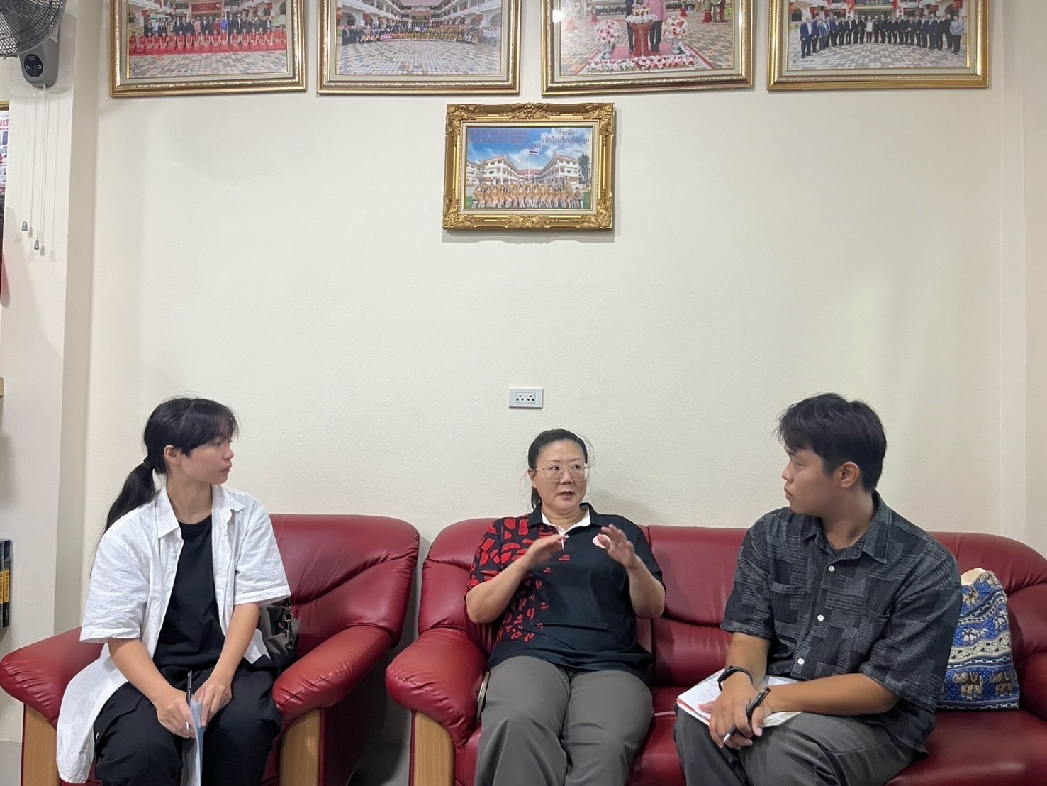 學生與當地師長進行訪談交流。