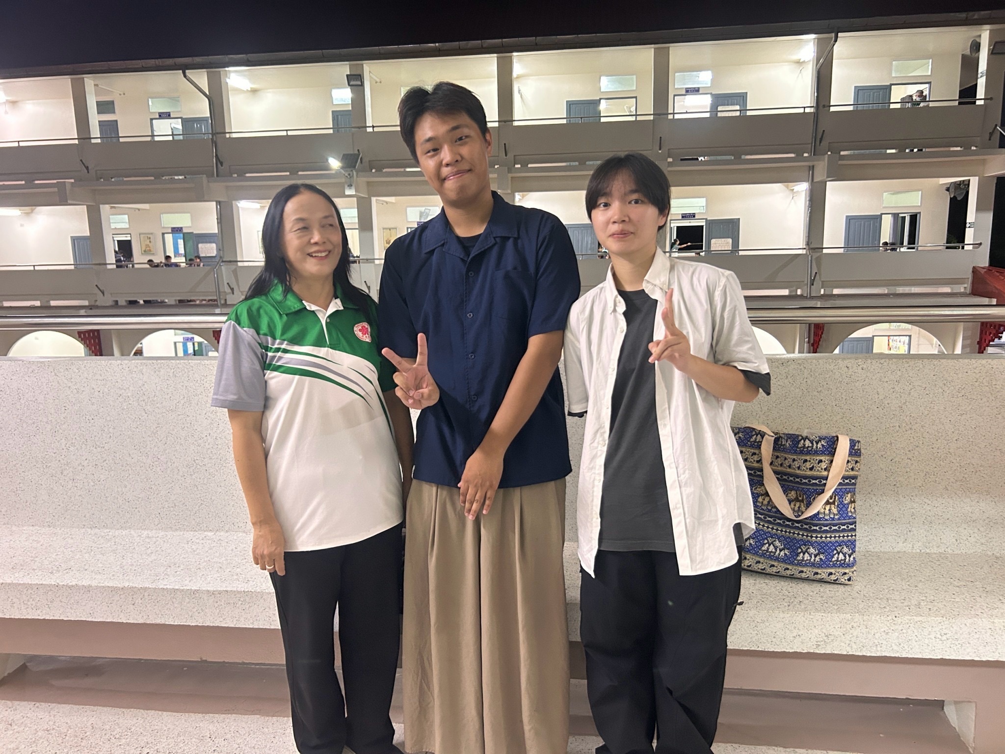 學生與當地師長於校園合影。