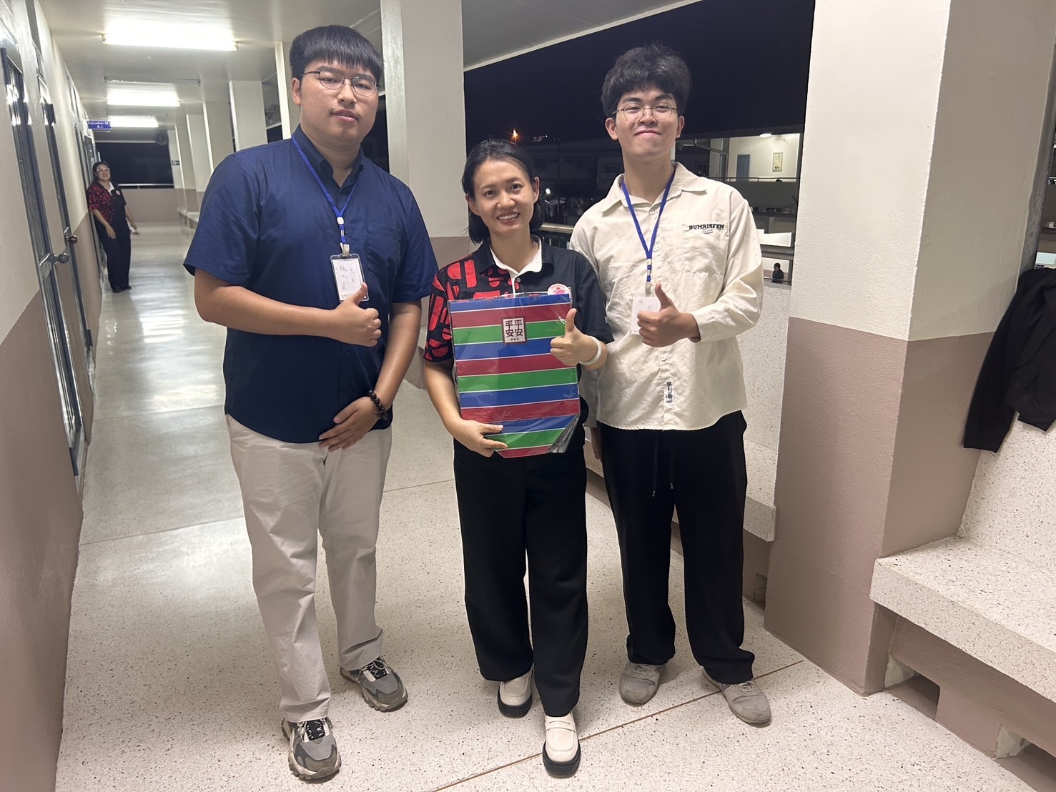 學生與當地師長合影，記錄交流時刻。