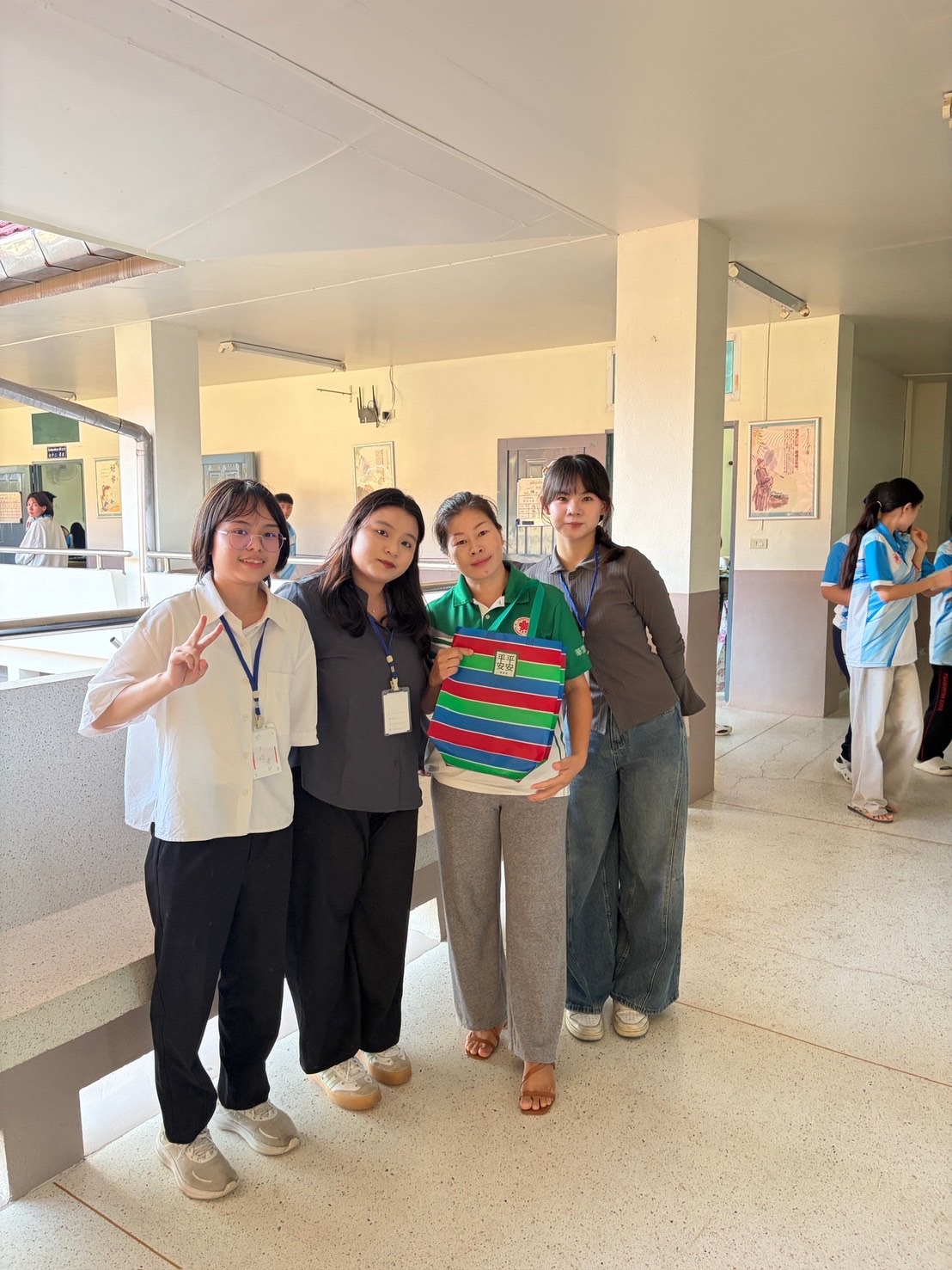 學生與當地師長合影留念。